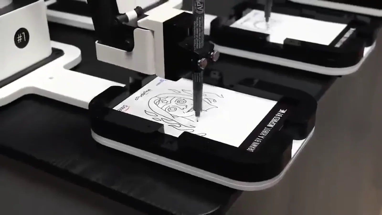 De robotarm van de Draw Me Bot tekent een portret met een stift